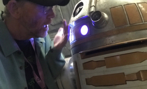 Ron Howard donne ses directives à des droïdes sur le tournage de Han Solo