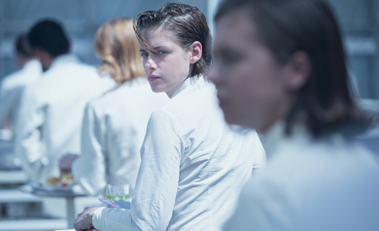 Kristen Stewart et Nicholas Hoult sont amoureux dans un nouveau trailer d'Equals
