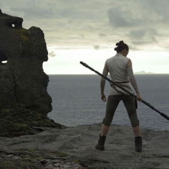 Rey médite dans une nouvelle image de Star Wars : Les Derniers Jedi