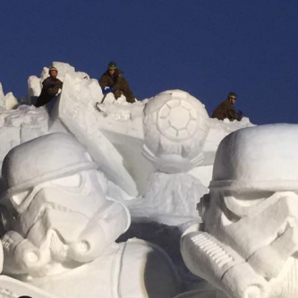 Les militaires japonais offrent à Star Wars une sculpture neigeuse