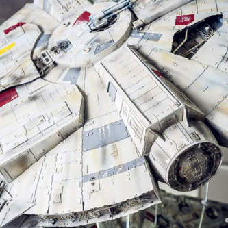 Un fan de Star Wars recrée le Faucon Millenium en papier