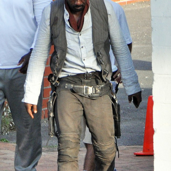 Un premier aperçu d'Idris Elba sur le tournage de La Tour Sombre