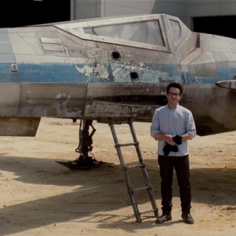Star Wars VII : J.J. Abrams prend la pose devant un X-Wing