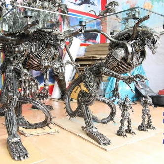 Redécorez votre salon avec des Aliens faits de métal