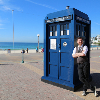 Un TARDIS en Lego se pose sur les plages de Sydney