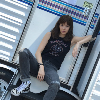 Bumblebee : Hailee Steinfeld pose pour le premier spin-off Transformers 