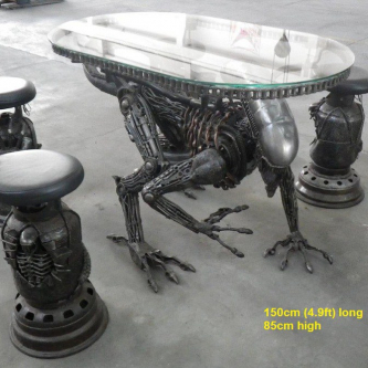 Redécorez votre salon avec des Aliens faits de métal
