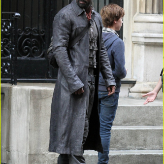 Idris Elba sort les colts sur le tournage de La Tour Sombre