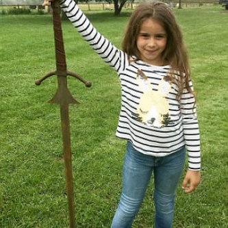 Une jeune fille découvre une épée dans le lac où Arthur aurait jeté Excalibur