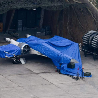 Un X-Wing noir pointe le bout de son aile sur le tournage de Star Wars VII