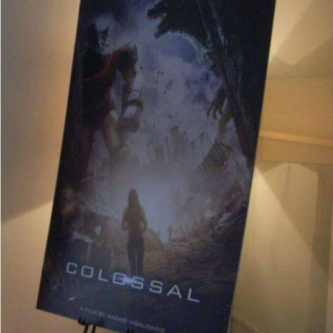 La Toho attaque Colossal, le film de monstre géant avec Anne Hathaway