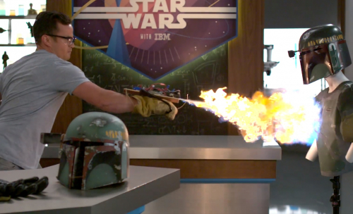 Daniel Logan teste le lance-flammes de Boba Fett dans le dernier Science and Star Wars