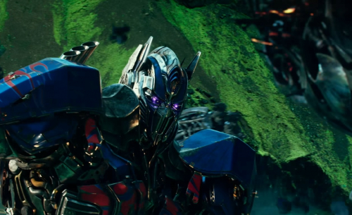 Transformers : The Last Knight se dévoile dans un trailer explosif