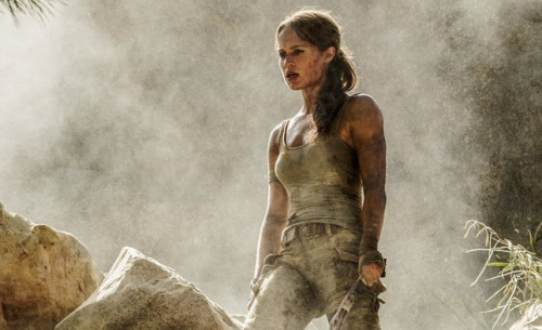 Lara Croft tombe de haut dans un nouvel extrait promotionnel du film Tomb Raider