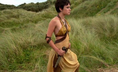 Game of Thrones saison 5 : un making-of dévoile les Sand Snakes et  leurs armes