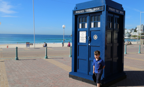 Un TARDIS en Lego se pose sur les plages de Sydney
