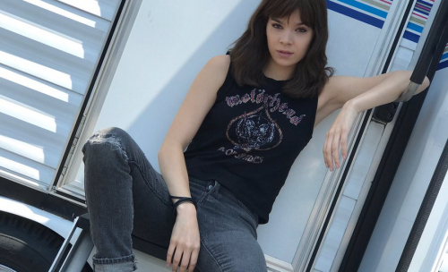 Bumblebee : Hailee Steinfeld pose pour le premier spin-off Transformers 