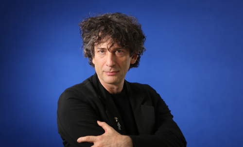 Neil Gaiman va adapter le cycle culte de Gormenghast en série TV