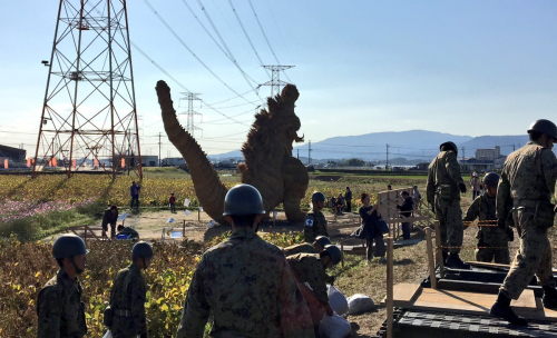 Un Godzilla en paille envahit la campagne japonaise