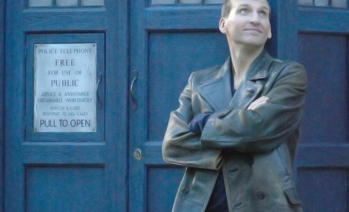 Christopher Eccleston aide un couple à se marier en jouant Doctor Who 