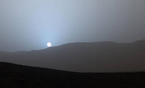 Le robot Curiosity a capturé le coucher de soleil bleu de Mars