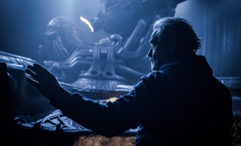 Ridley Scott pose devant un Space Jockey sur le tournage d'Alien : Covenant
