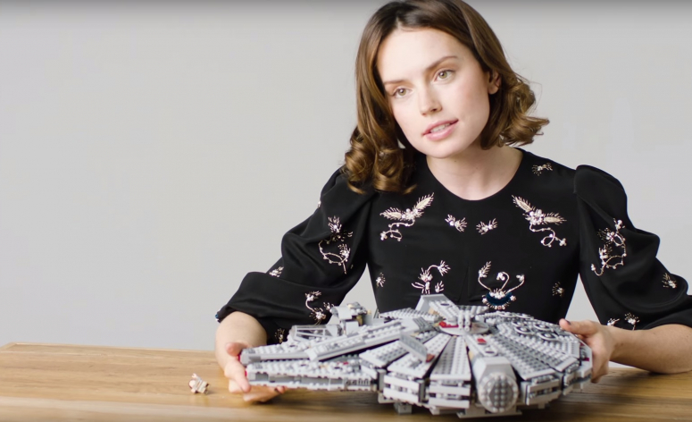 Star Wars : pour sa dernière interview en date, Daisy Ridley monte un Faucon Millenium en LEGO