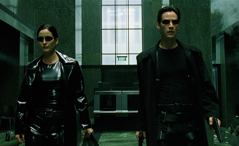 Matrix 4 : saut dans le vide et promenade en moto avec Neo et Trinity
