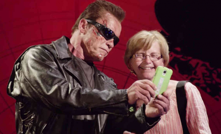 Arnold Schwarzenegger surprend ses fans pour la bonne cause
