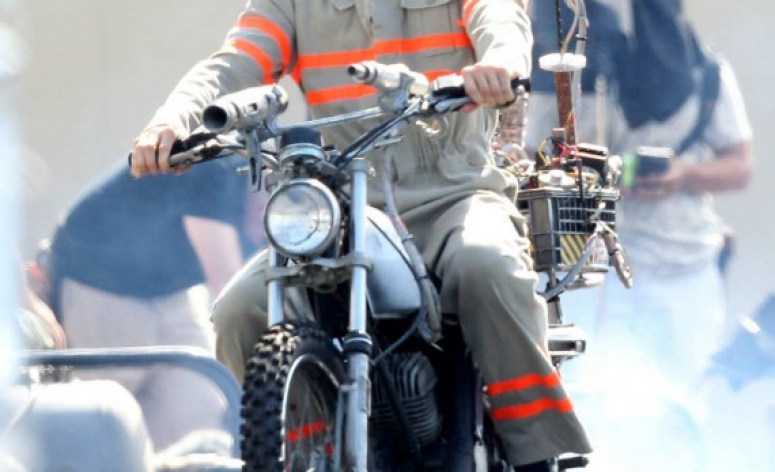 Chris Hemsworth enfile l'uniforme pour le Ghostbusters de Paul Feig