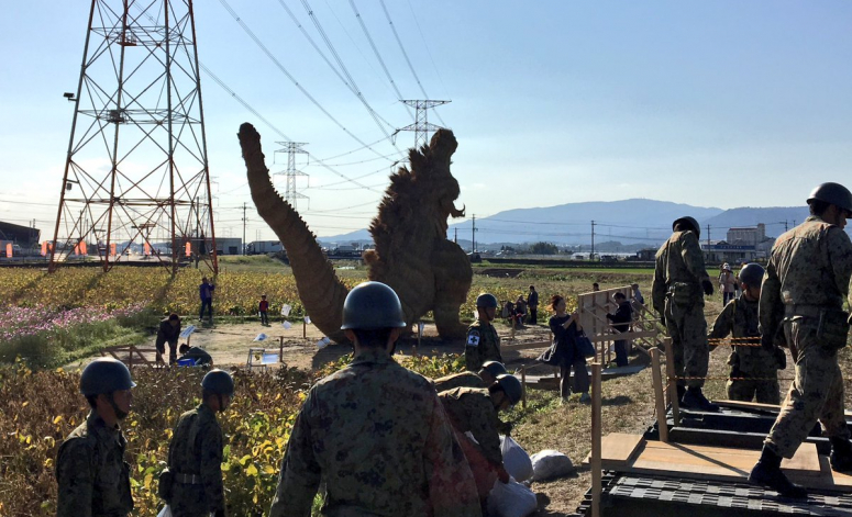 Un Godzilla en paille envahit la campagne japonaise