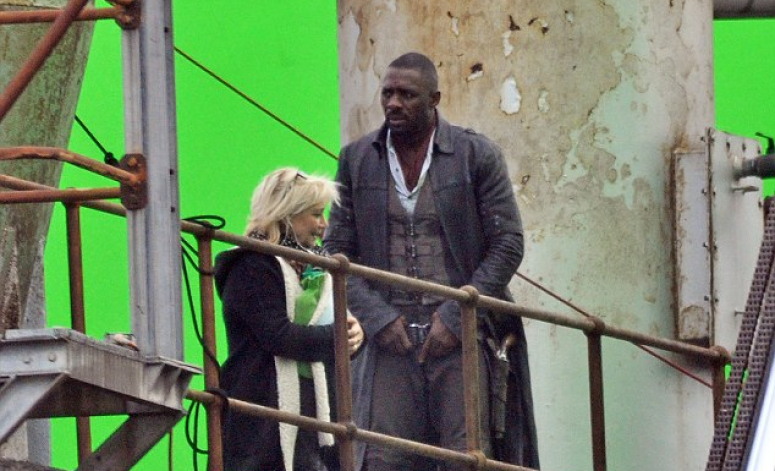 Un premier aperçu d'Idris Elba sur le tournage de La Tour Sombre